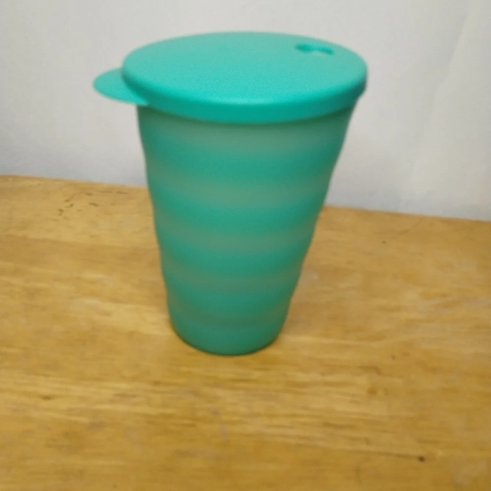 New Tupperware green 500ML impressions cup with lid and straw hole